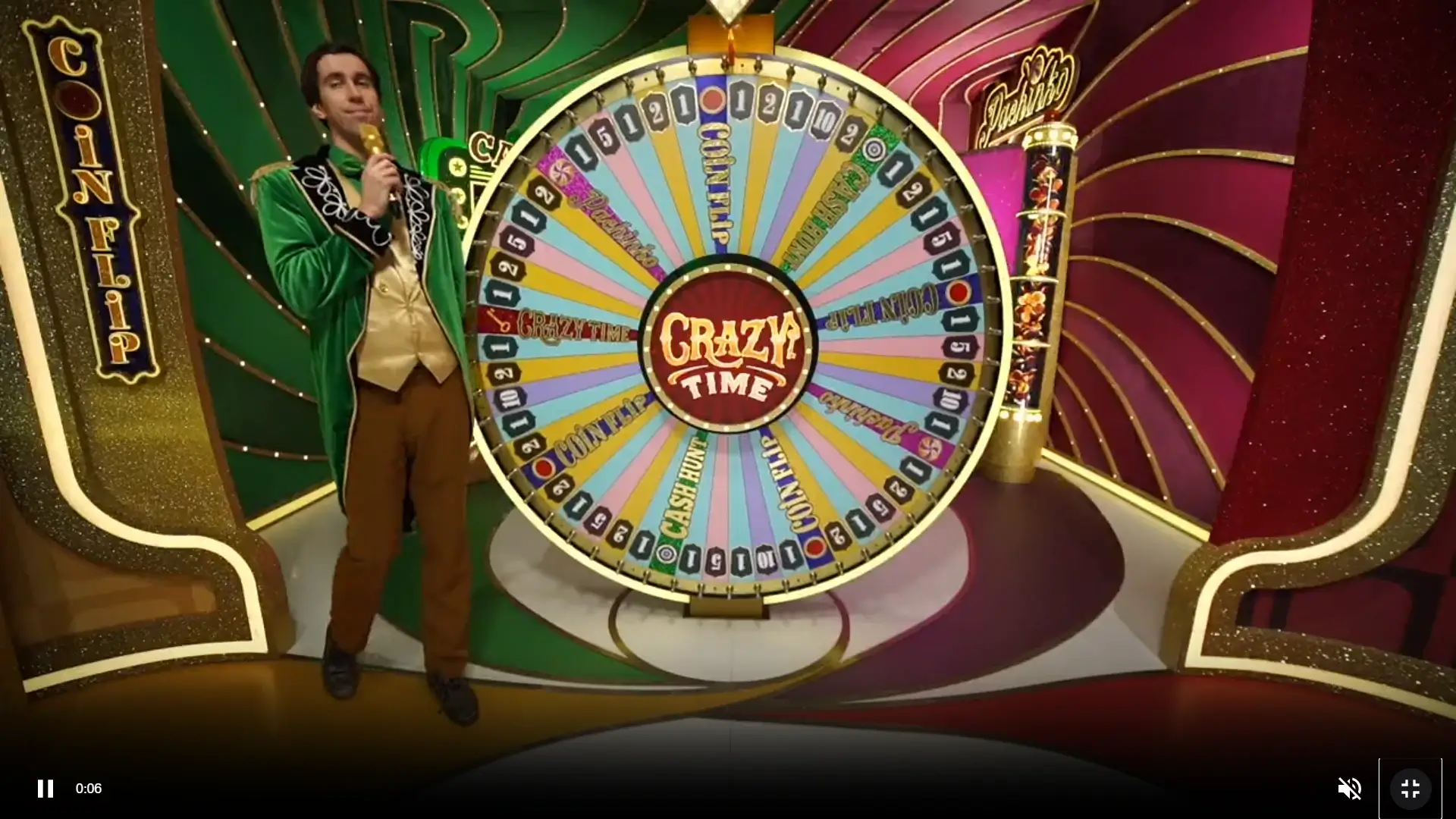 Crazy Time Live Casino Spielshow mit Moderator und großem Glücksrad für Bonusspiele und Multiplikatoren Crazy Time Live Moderator vor dem Glücksrad